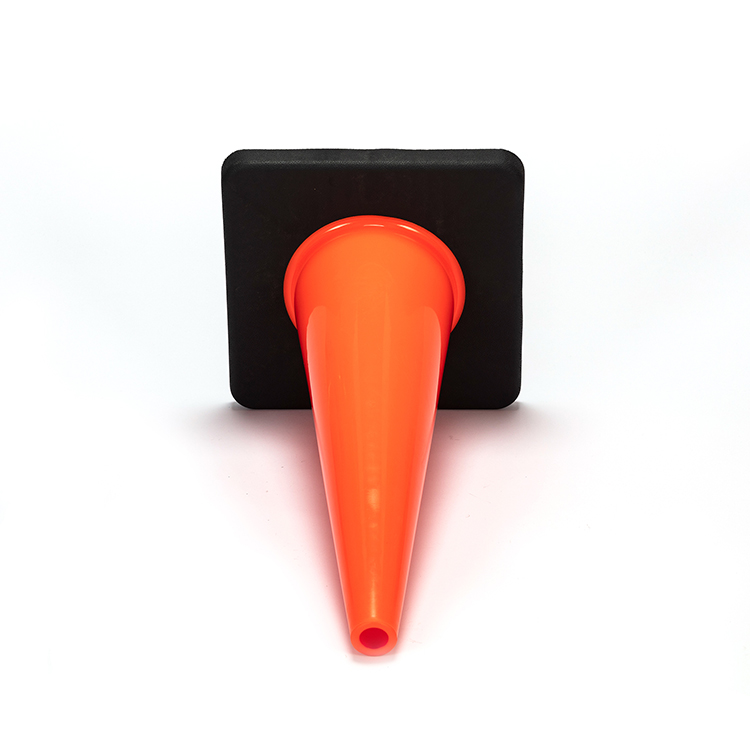 RC700C-3 CONO DE TRÁFICO DE PVC PARA TRABAJO PESADO CON BASE NEGRA - ESTÁNDAR AMERICANO