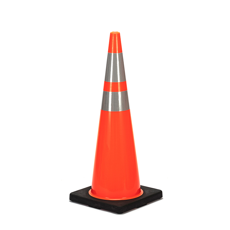 RC900C-2 CONO DE TRÁFICO DE PVC CON BASE NEGRA DE USO PESADO DE 36'
